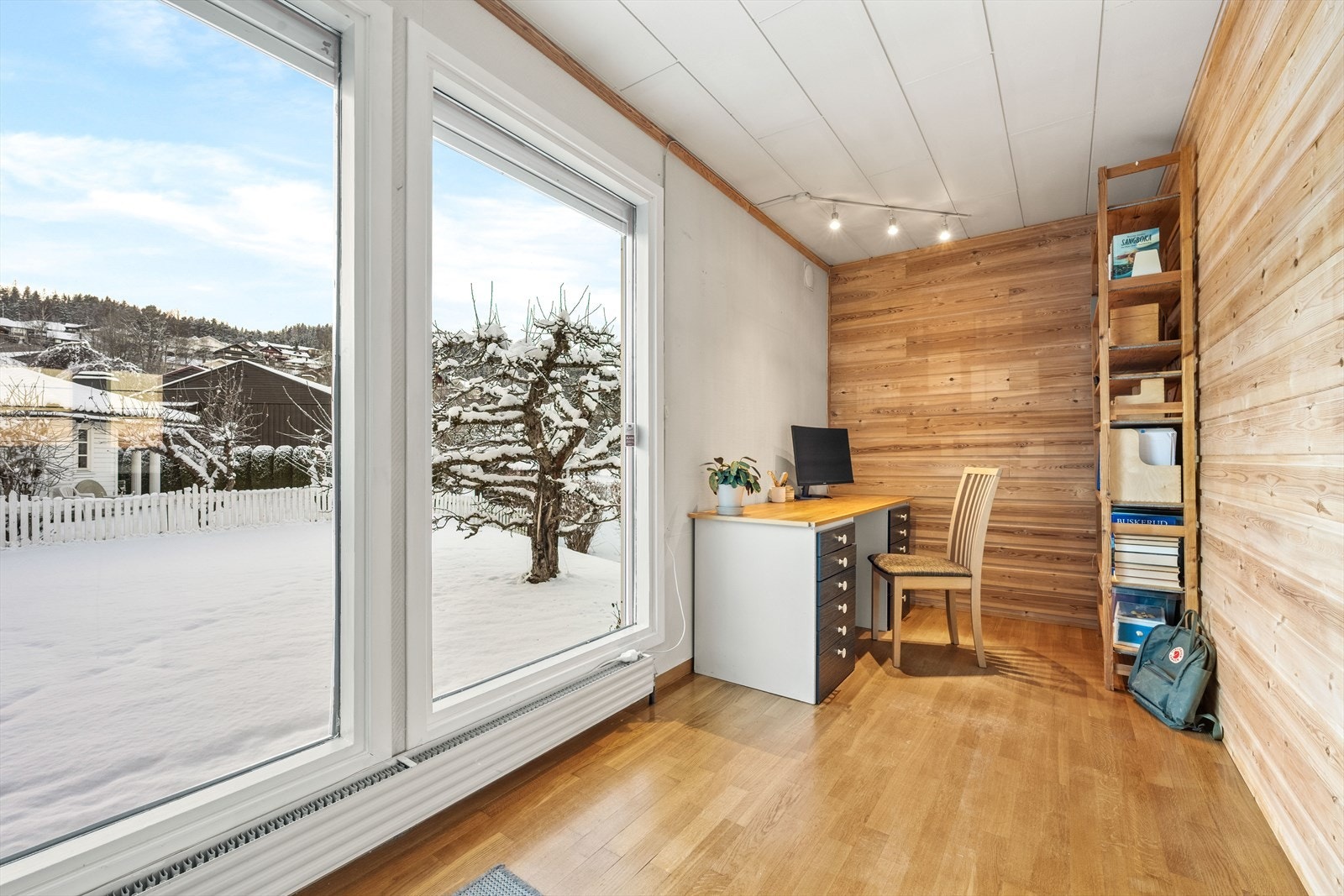 En del av stuen er avsatt til et praktisk og fint kontor - ønsker man en enda større stue kan dette igjen innlemmes Galleribilde