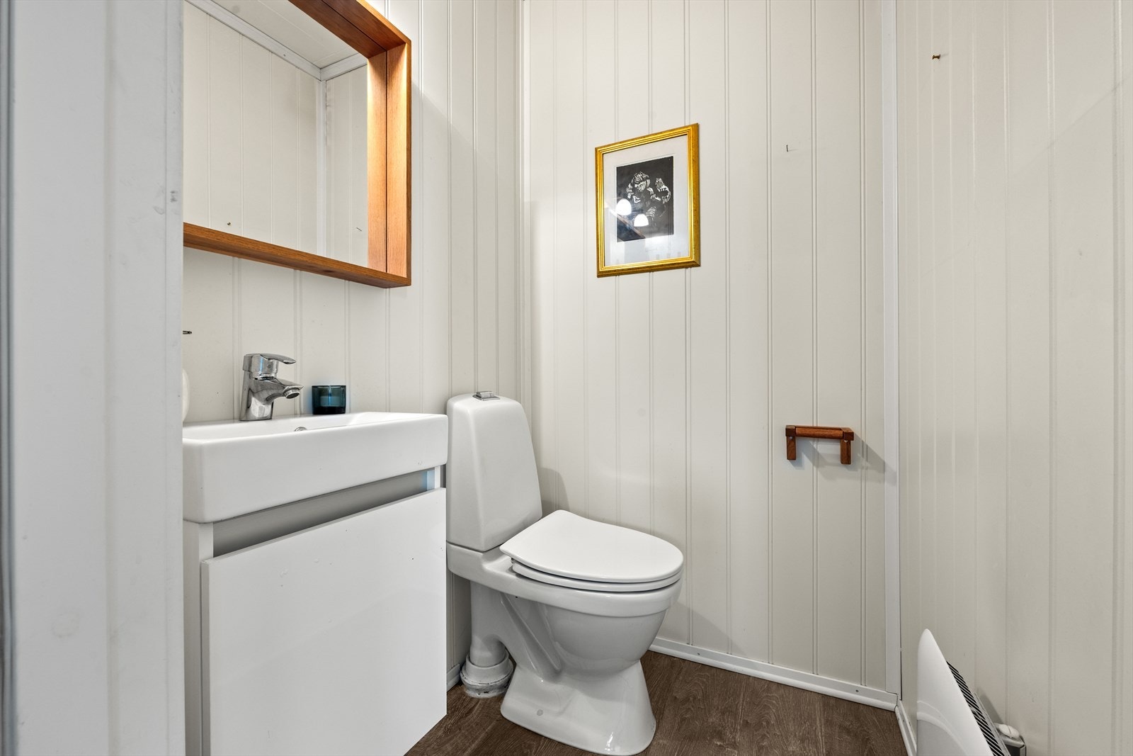 Separat toalettrom i tilknytning til inngangsparti/hall Galleribilde