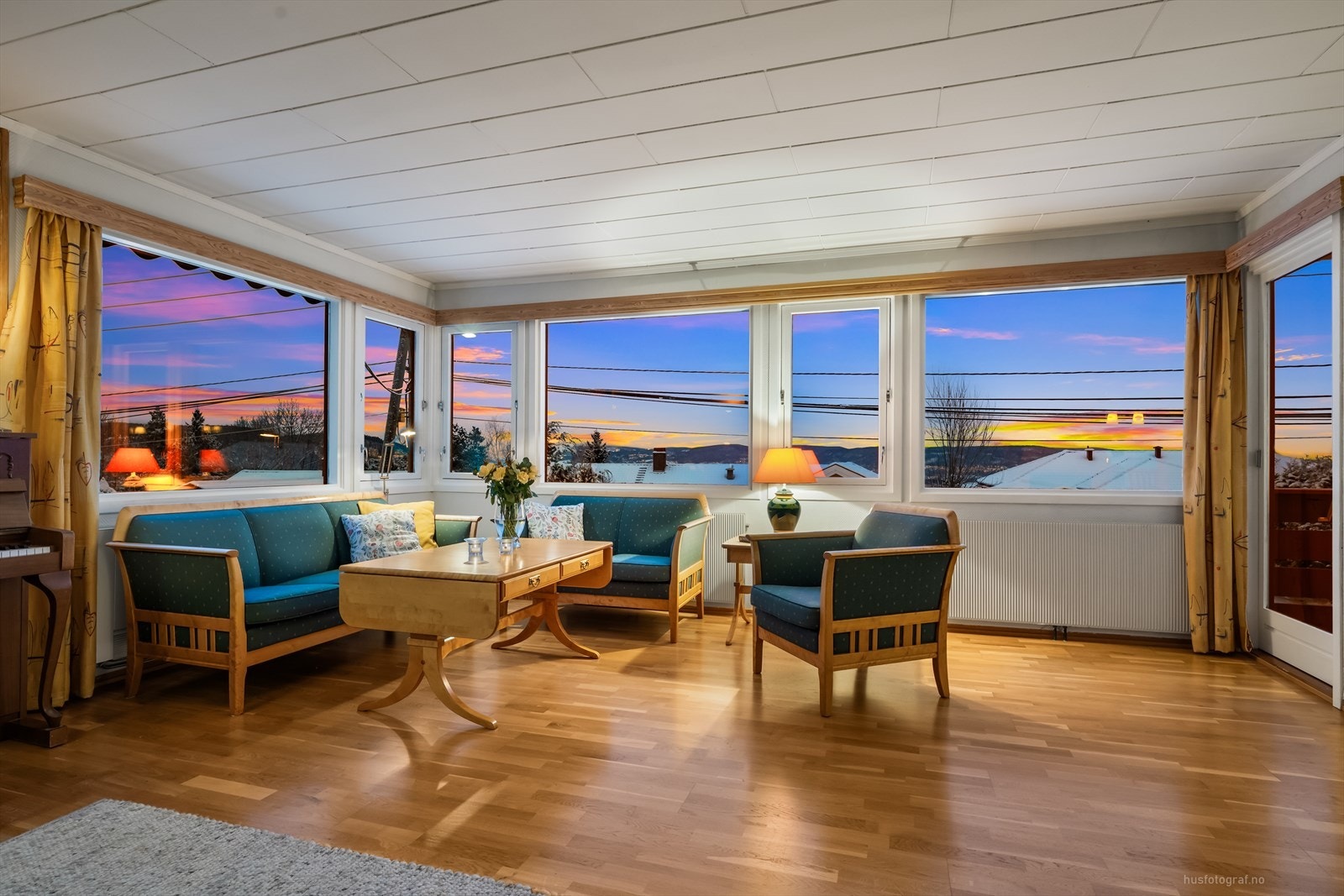 Stuen i hyggelig kveldsstemning Galleribilde