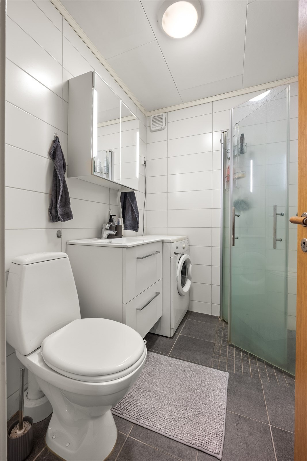 Bad/WC hybel 2 - dette er i likhet med badet i den andre hybelen nyere, med flislagte gulv og vegger og det er varmekabler Galleribilde