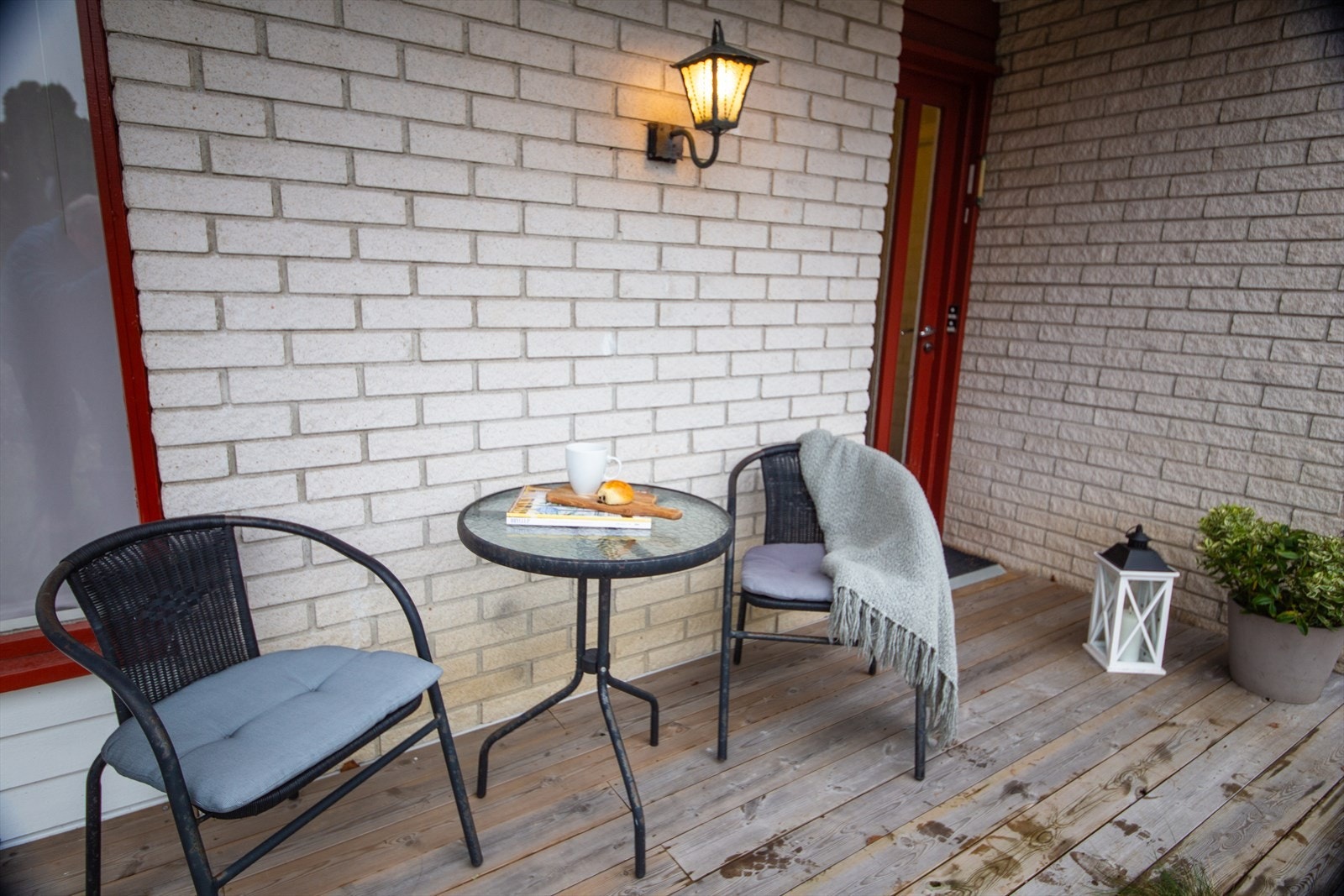 Inngangsparti og uteplass for hybler Galleribilde