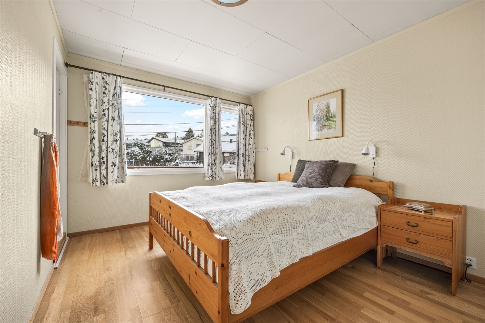 Soverom 1 - huset har forøvrig en egen praktisk soveromsavdeling Galleribilde