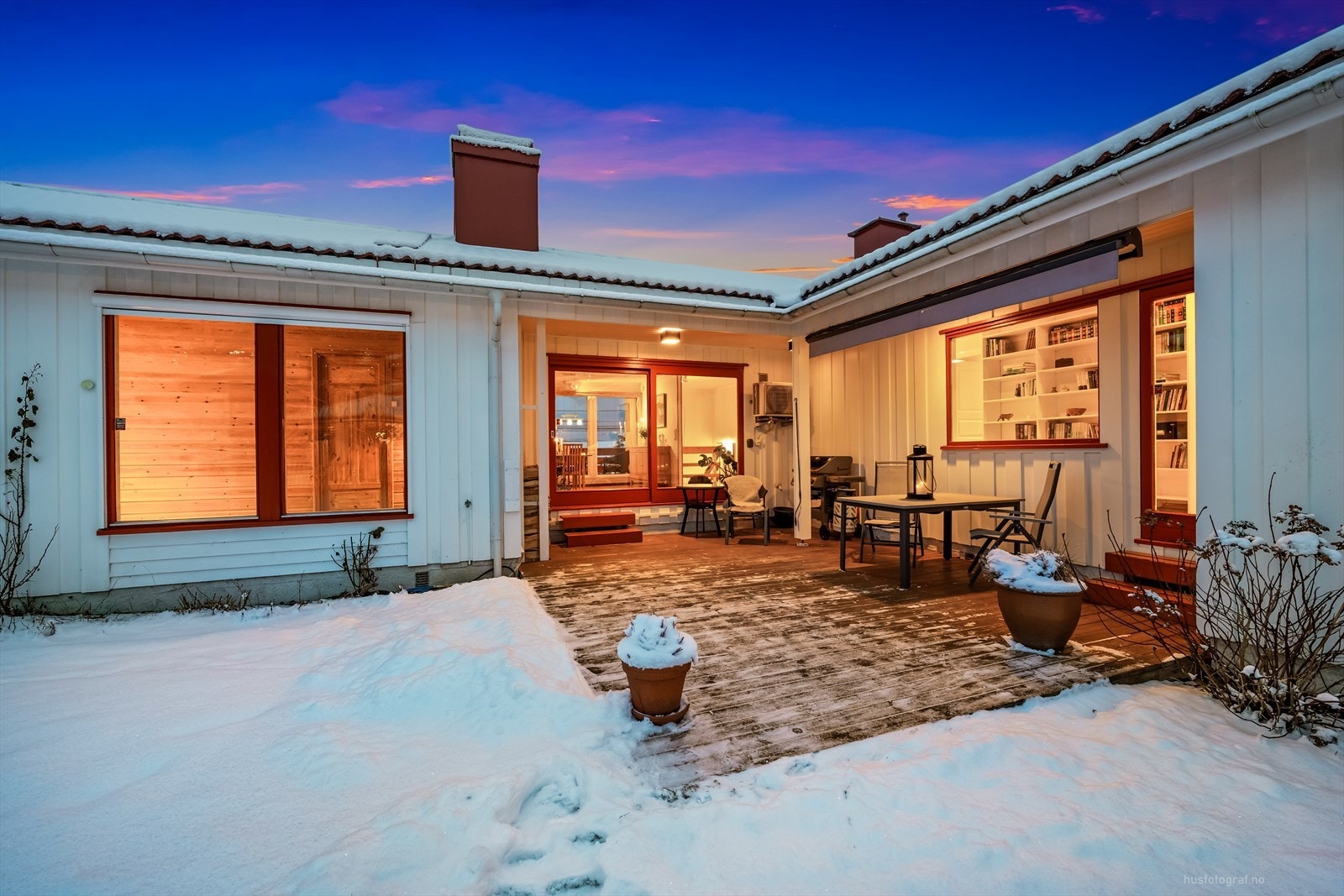 Terrasse i hyggelig kveldsstemning Galleribilde