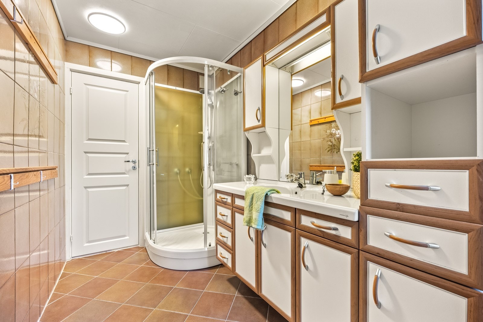 Badet er stort og godt og med flislagte gulv og vegger - det er varmekabler i gulvet - tilstøtende toalettrom Galleribilde