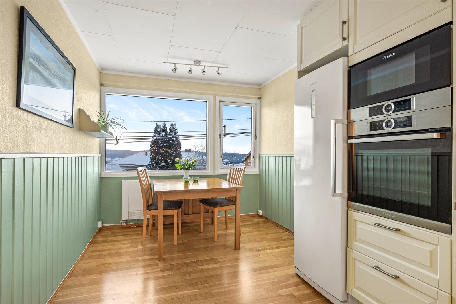 Kjøkkenet er stort og har både romslig spiseplass og fin utsikt Galleribilde