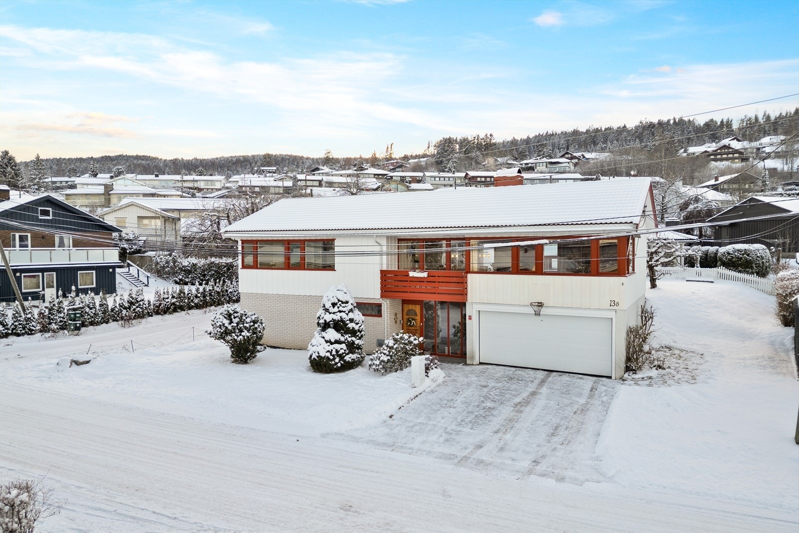 Stor og god garasje med automatisk åpner og el-billader Galleribilde