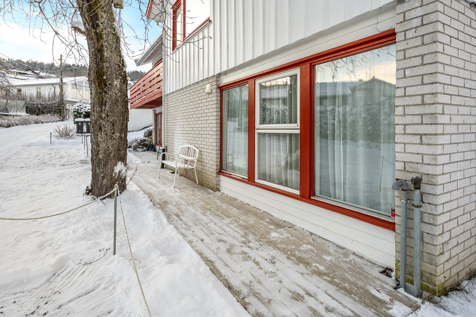 Fra uteplass og inngangsparti - hybler Galleribilde