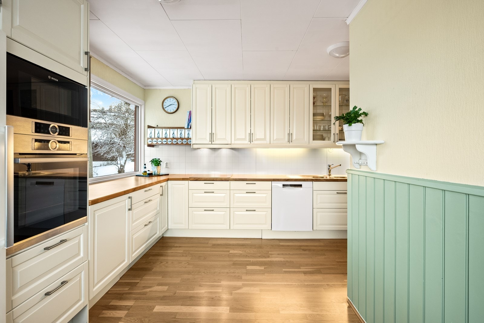 Fronter i en lett og tidløs profil og det er rikelig med både skap og benkeplass Galleribilde