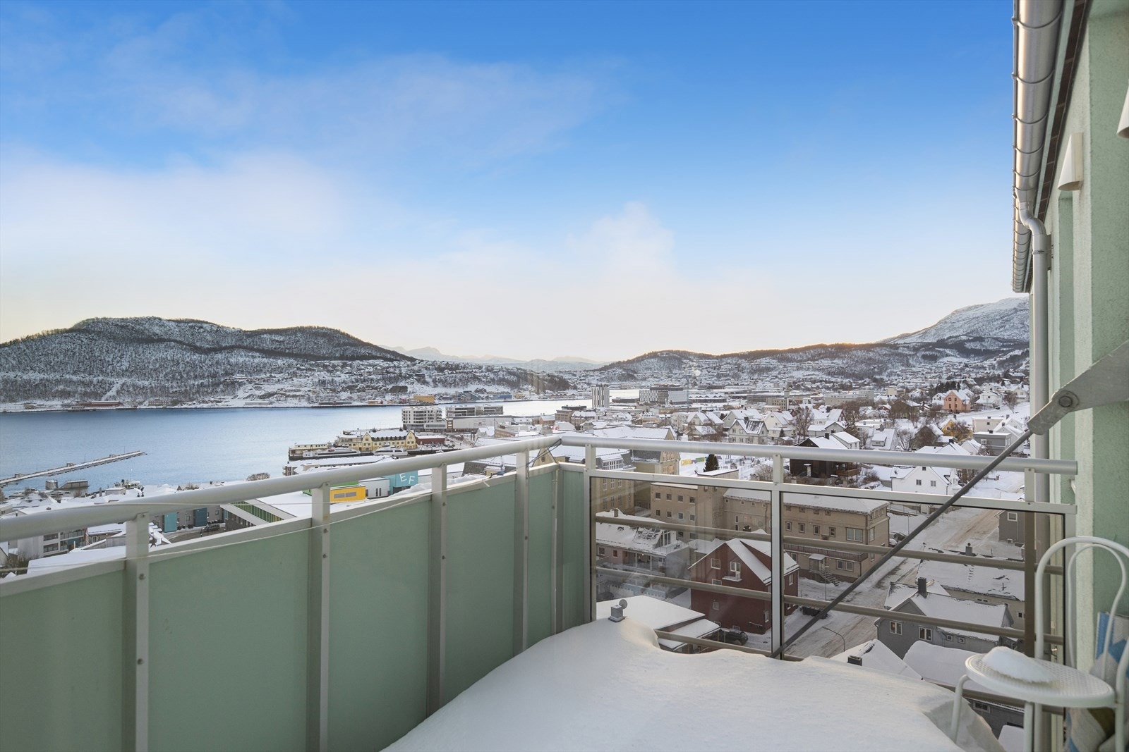 Fra egen balkong har du utsikt ut over byen Galleribilde