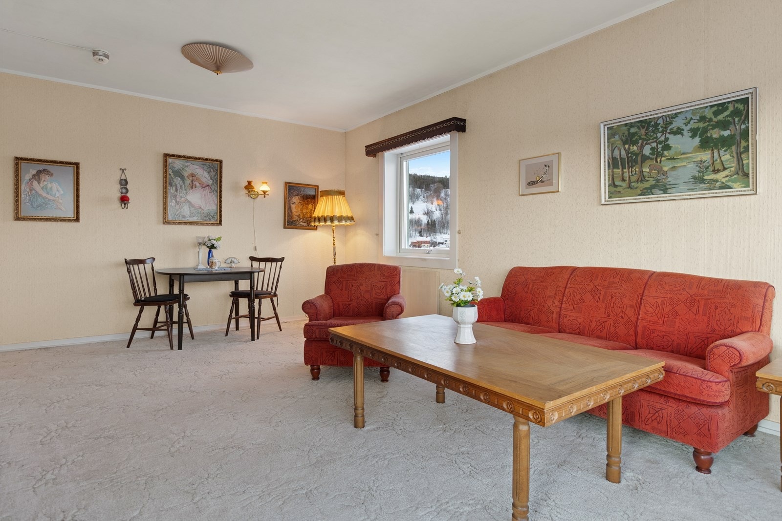 Romslig stue med plass til spisestuedel Galleribilde