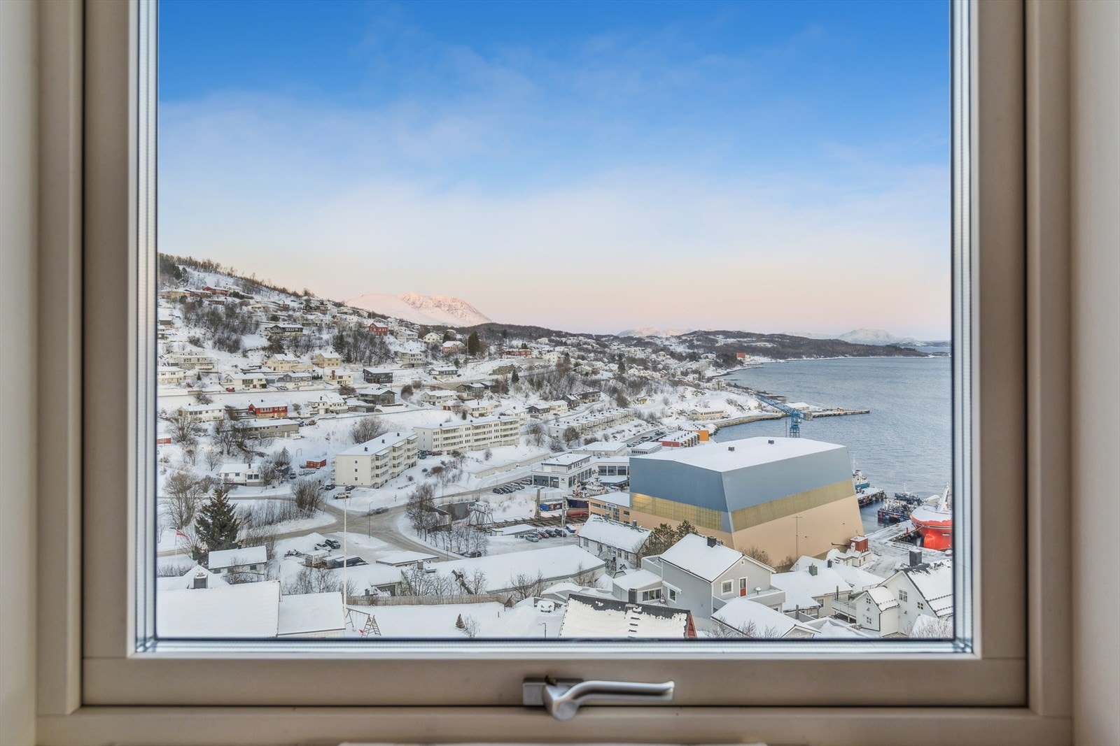 Fra stuen har du fin utsit mot Trondenes Galleribilde