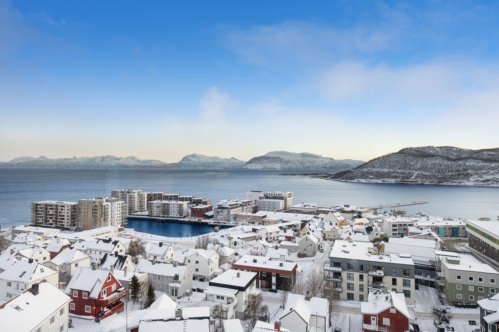 Sjekk denne utsikten, her har du pannoramautsikt ut over innseilingen til Harstad Galleribilde