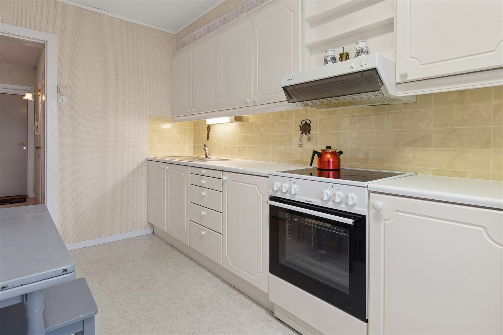 Kjøkken med rikelig benk og skapplass. Galleribilde