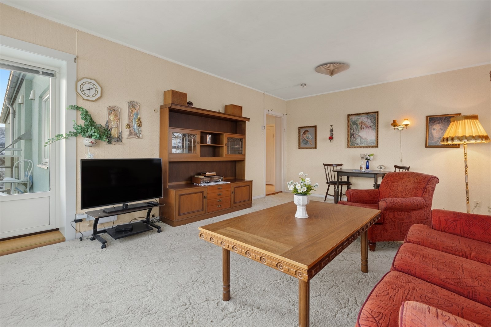 Romslig stue med utgang til egen balkong Galleribilde