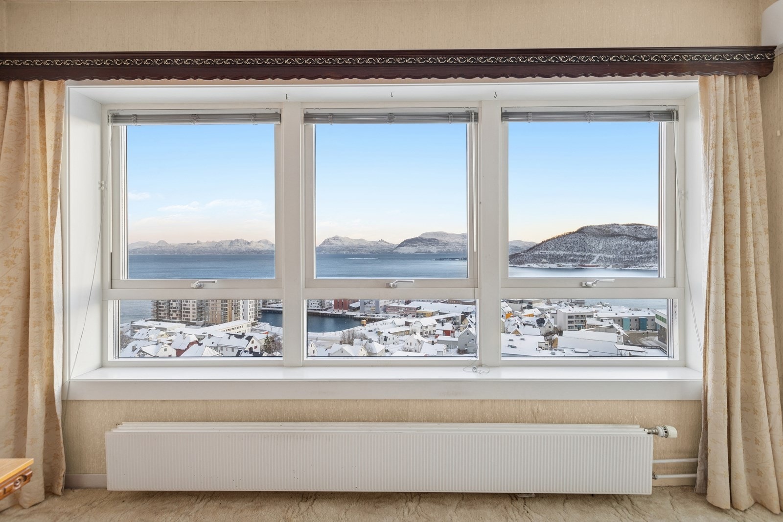 Flere vinduer i stuen gir leiligheten rikelig med naturlig lys Galleribilde