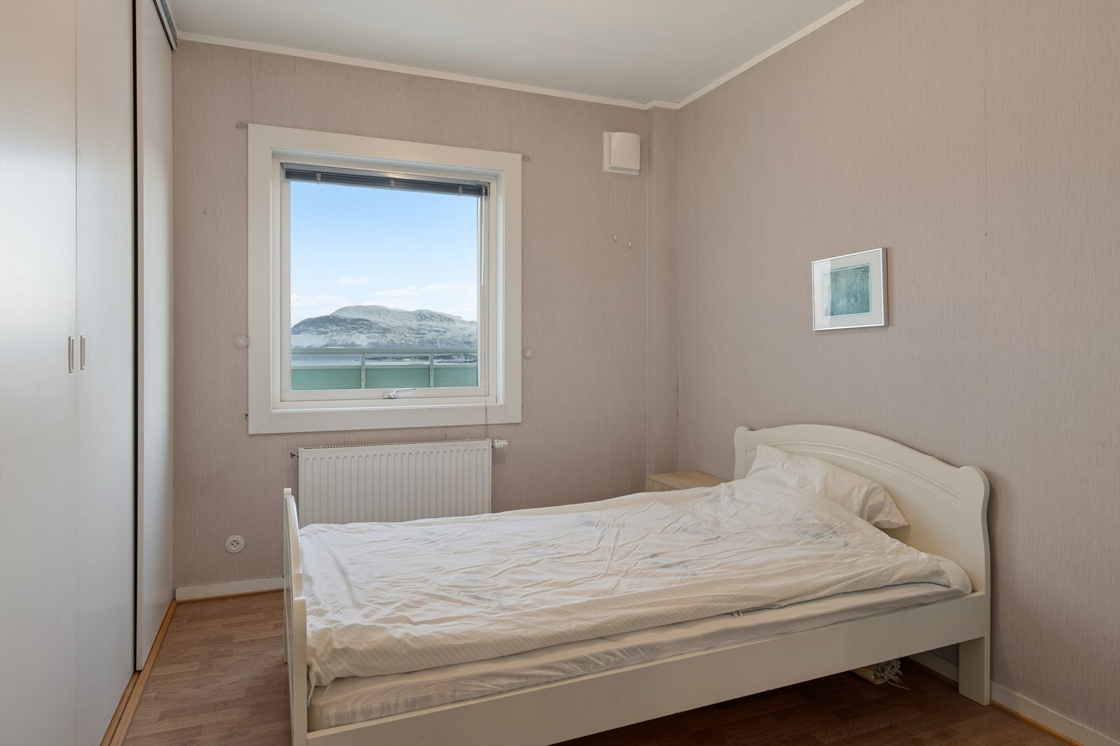 Romslig soverom med stor skyvedørsgarderobe., Galleribilde