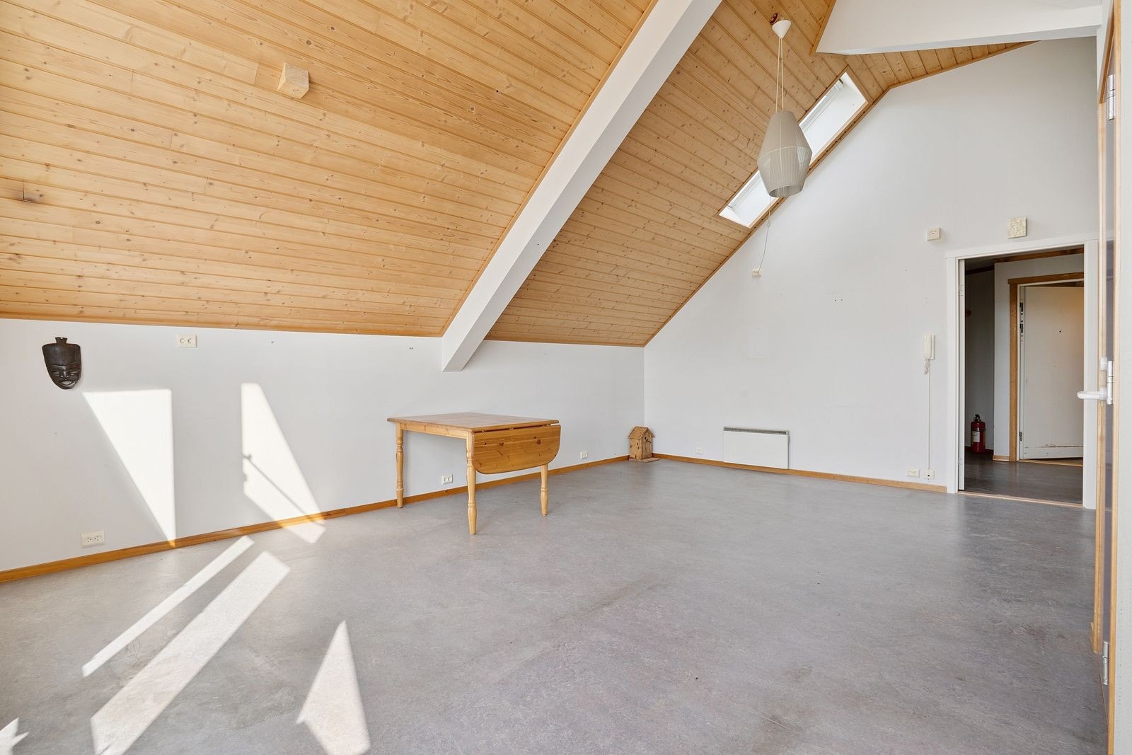 Leiligheten har en generøs takhlyde som gir en romslig og luftig atmosfære. Galleribilde