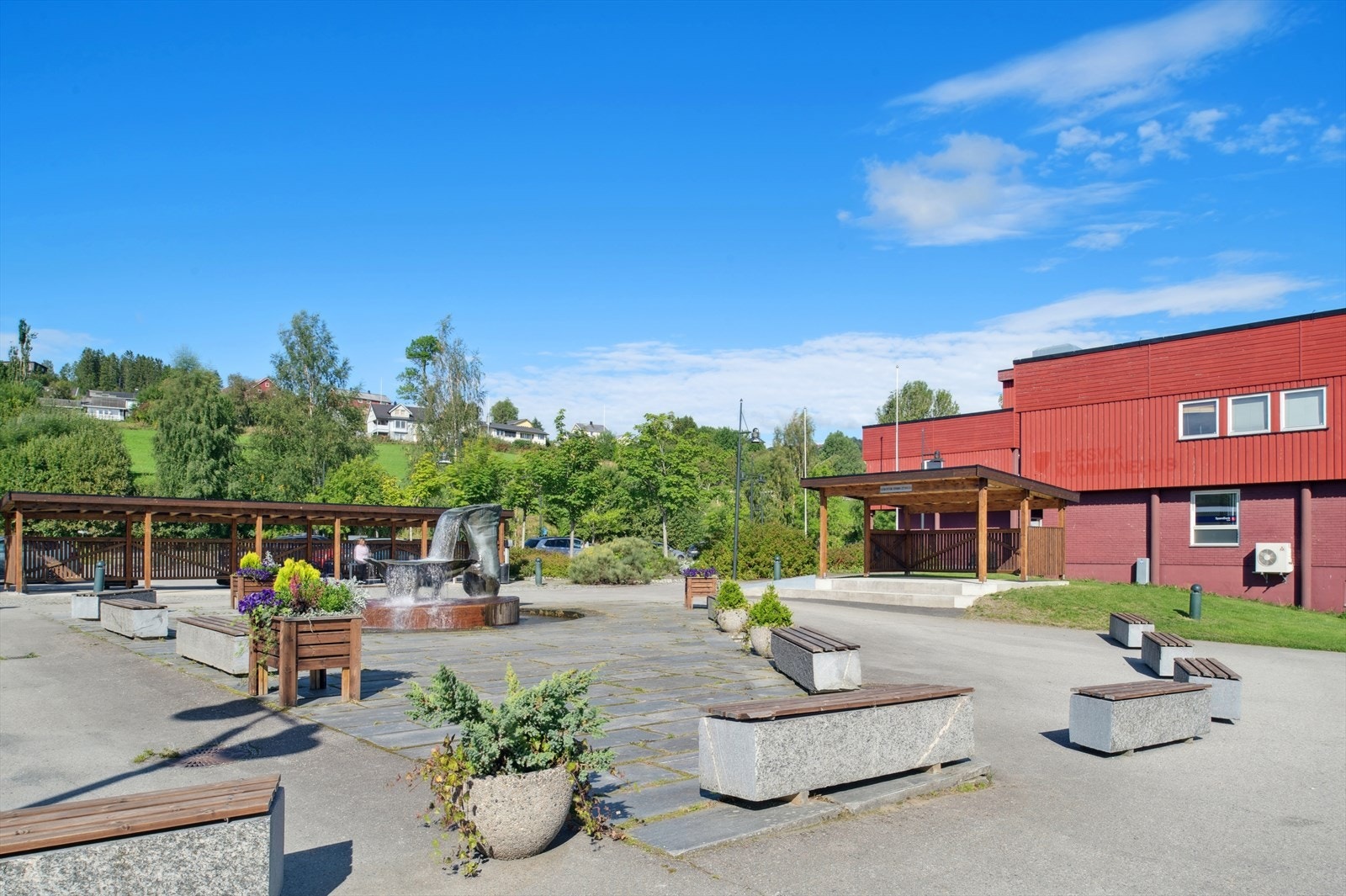 Fra Leksvik sentrum er det en liten halvtime med buss til Vanvikan, hvor du finner hurtigbåtterminalen som tar deg direkte inn til pirterminalen i Trondheim. Galleribilde