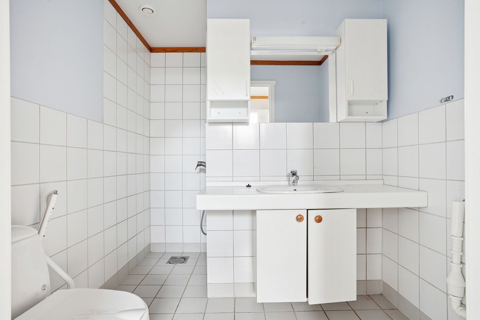 Badet er på 4 m² med flislagt gulv og dusjsone. Galleribilde