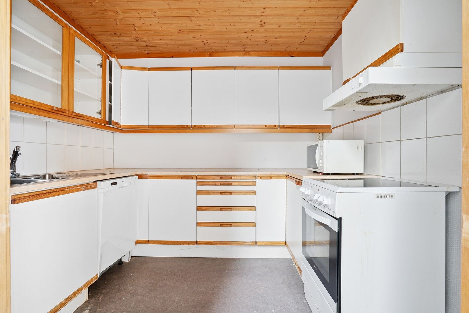 Flott kjøkken på 6m², med god skap- og benkeplass. Galleribilde