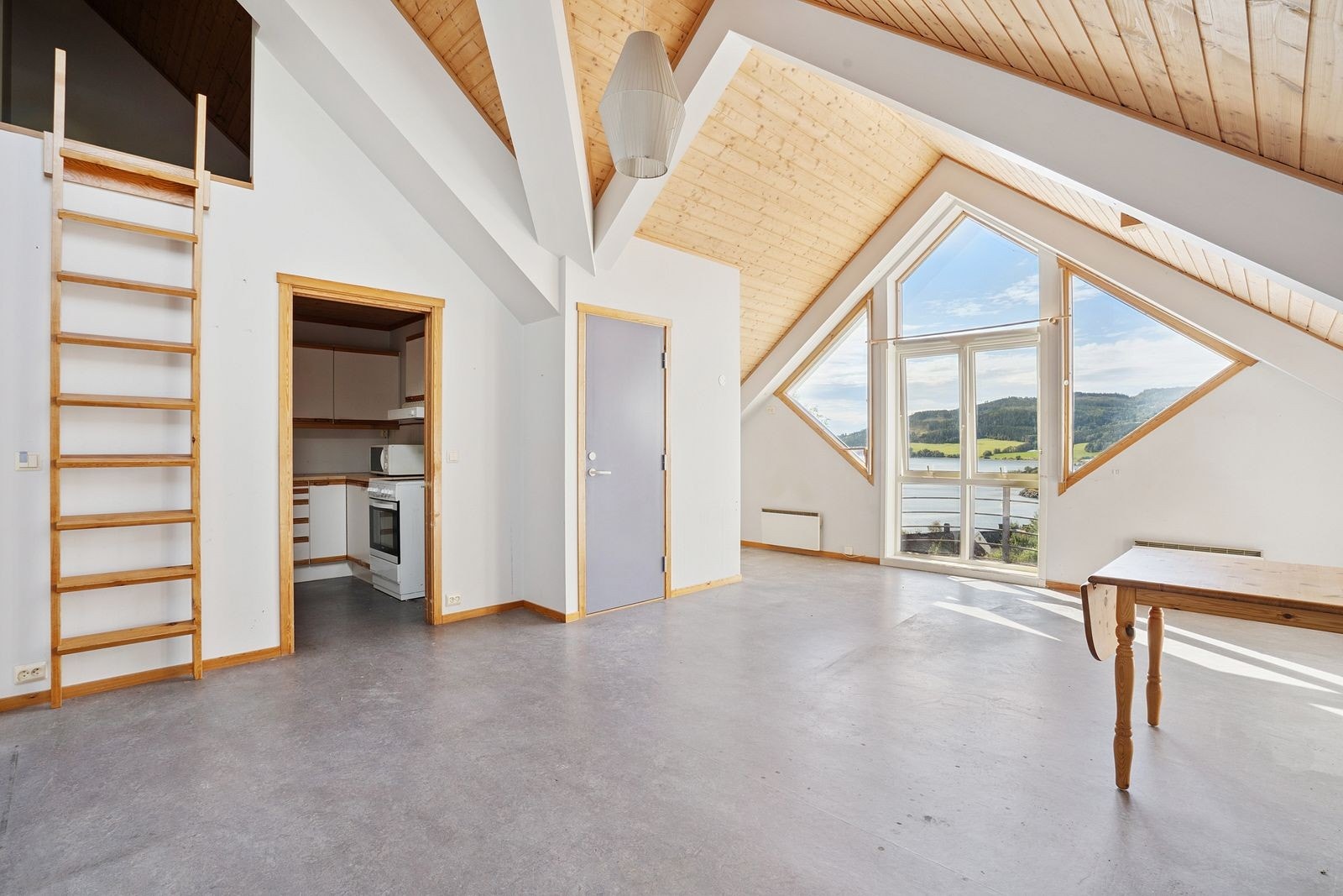 Romslig og flott 2-roms leilighet med god utsikt, beliggende i Leksvik sentrum. Galleribilde