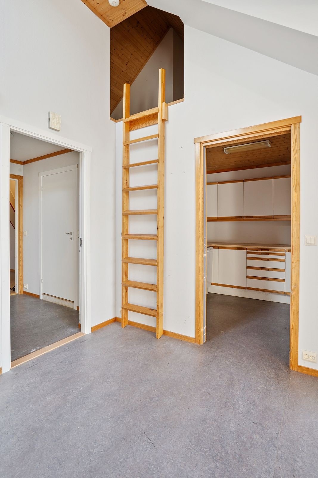 Kjøkkenet er adskilt fra stuen, med en hems rett over. Galleribilde