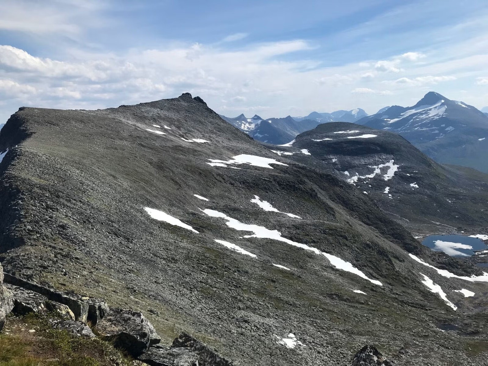 Det er mulighet for mange fine toppturer i området - Her fra Åbittind Galleribilde