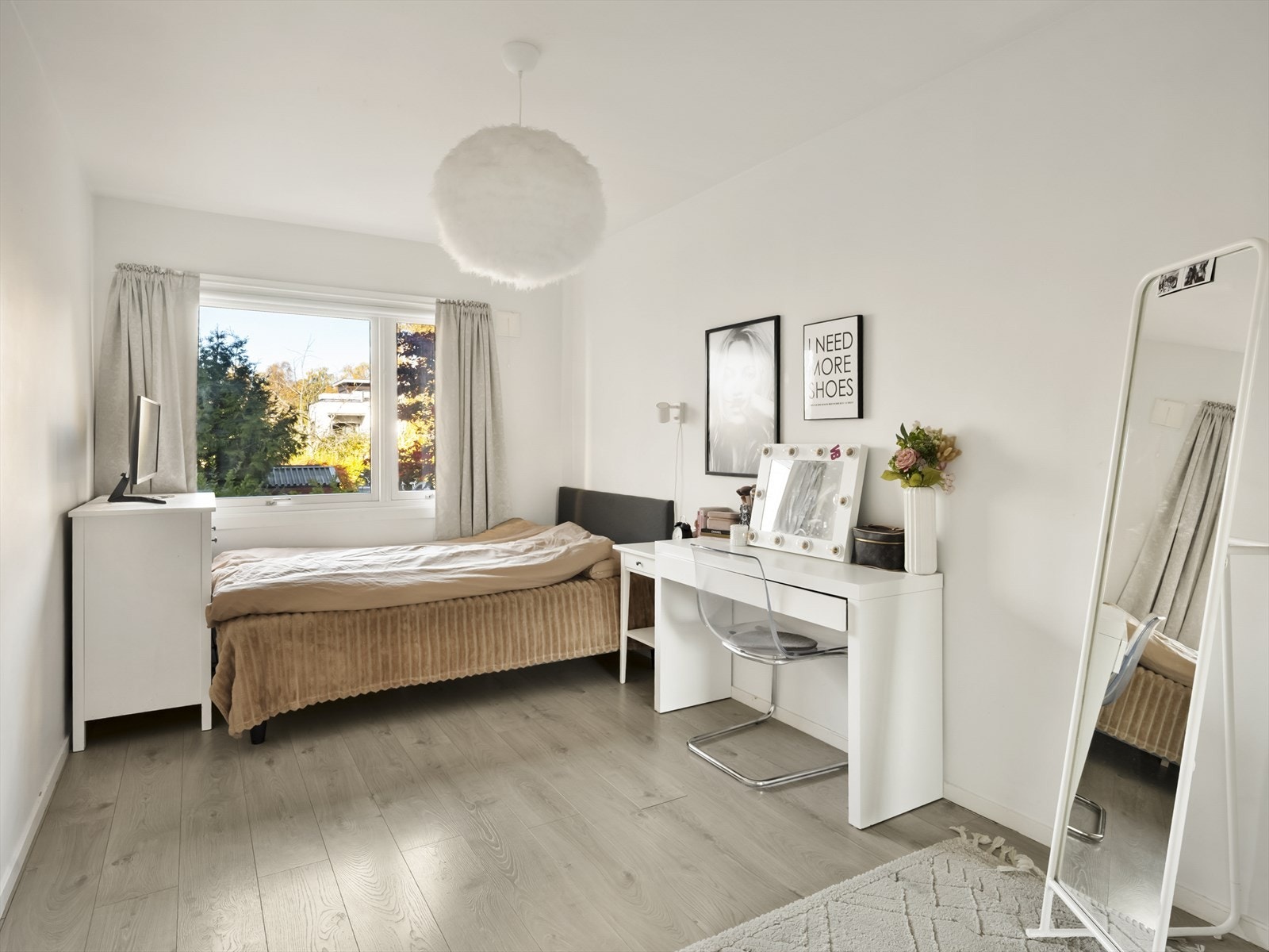 Leiligheten har to soverom. Et stort og lyst hovedsoverom, med plass til dobbeltseng, skrivebord og masse skapplass. Galleribilde