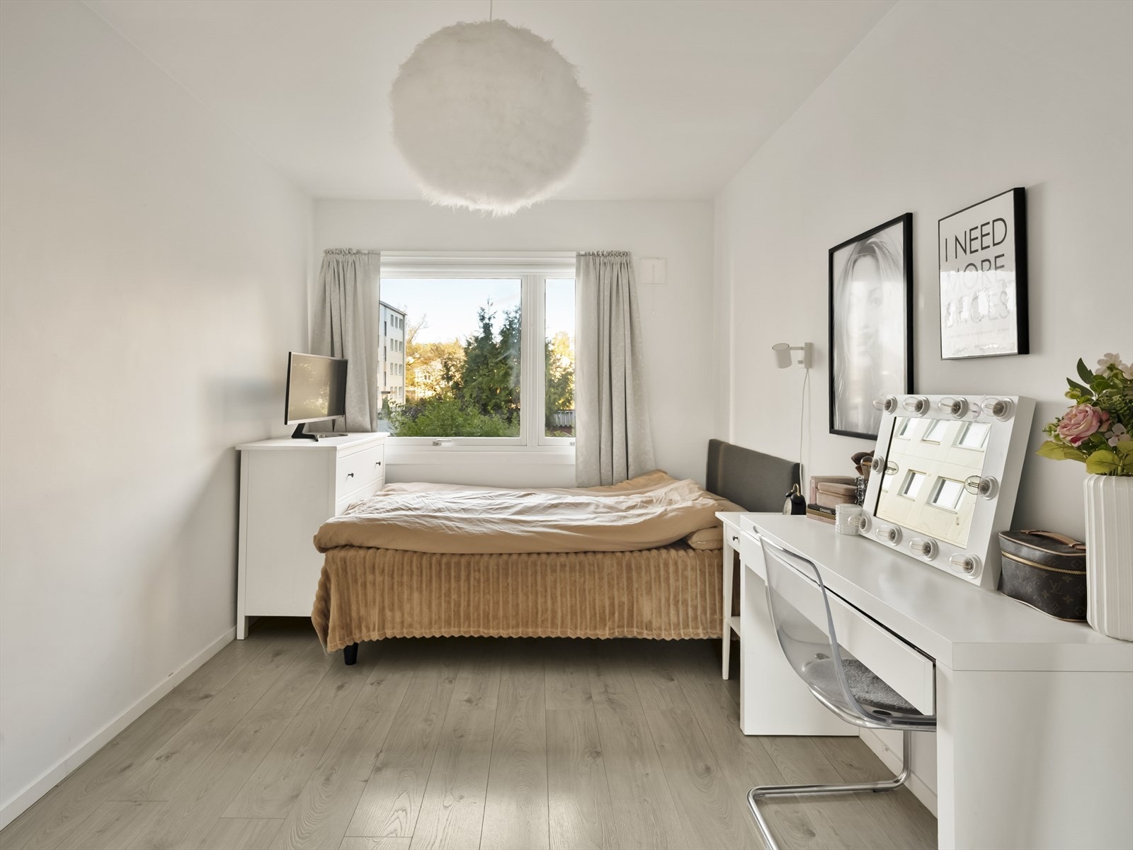 Vinduet gir godt med lys og en hyggelig atmosfære i rommet. Galleribilde