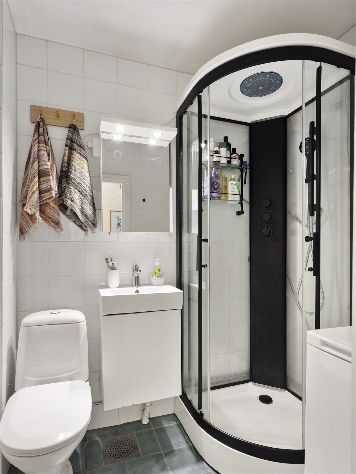 For økt komfort er det elektriske varmekabler i gulvet. Galleribilde