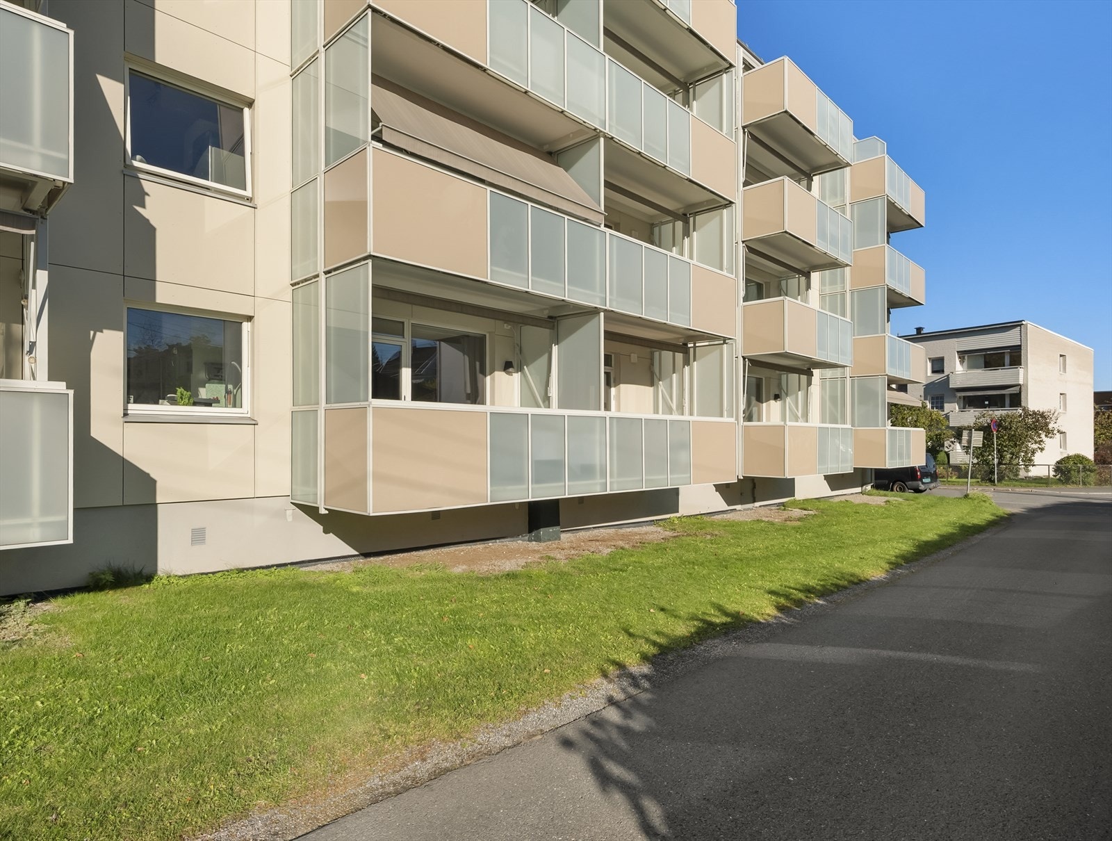 Leiligheten ligger i Sandstuveien Borettslag, som består av 68 boliger. Galleribilde