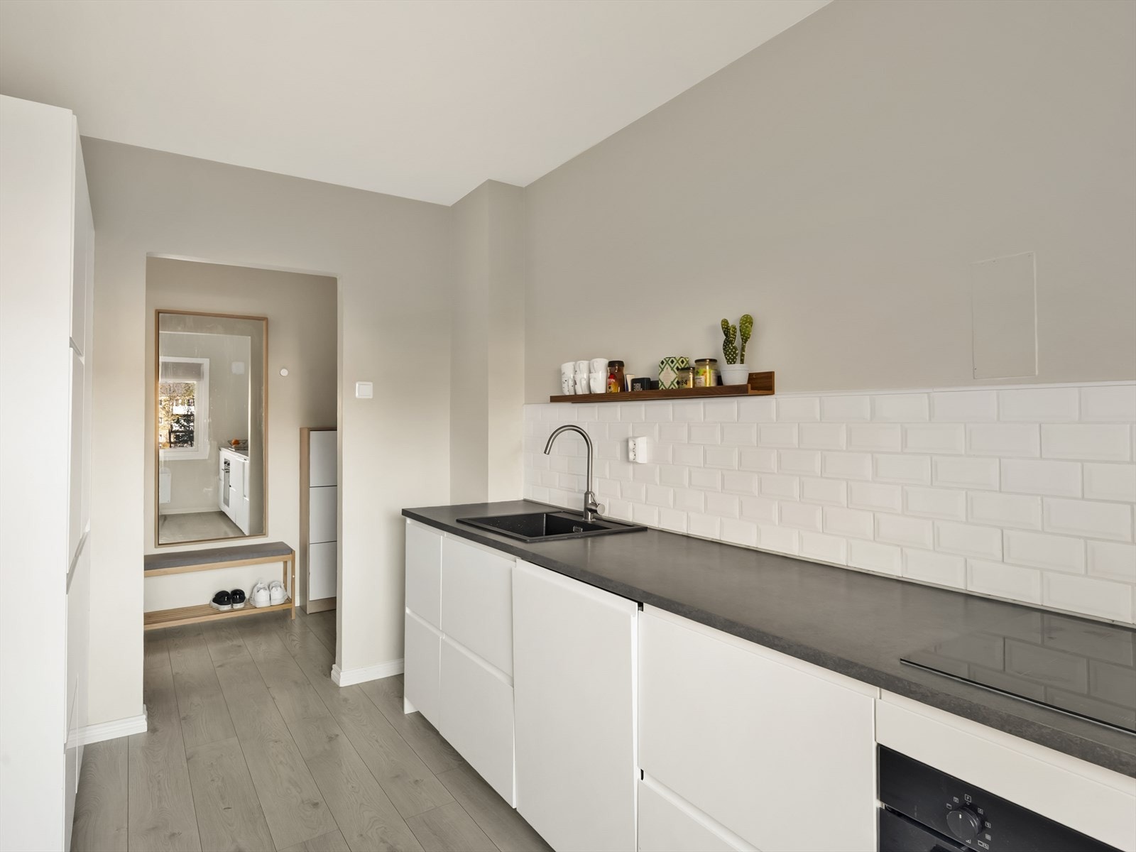 Kjøkkenet ligger praktisk til i tilknytning til entreen. Galleribilde