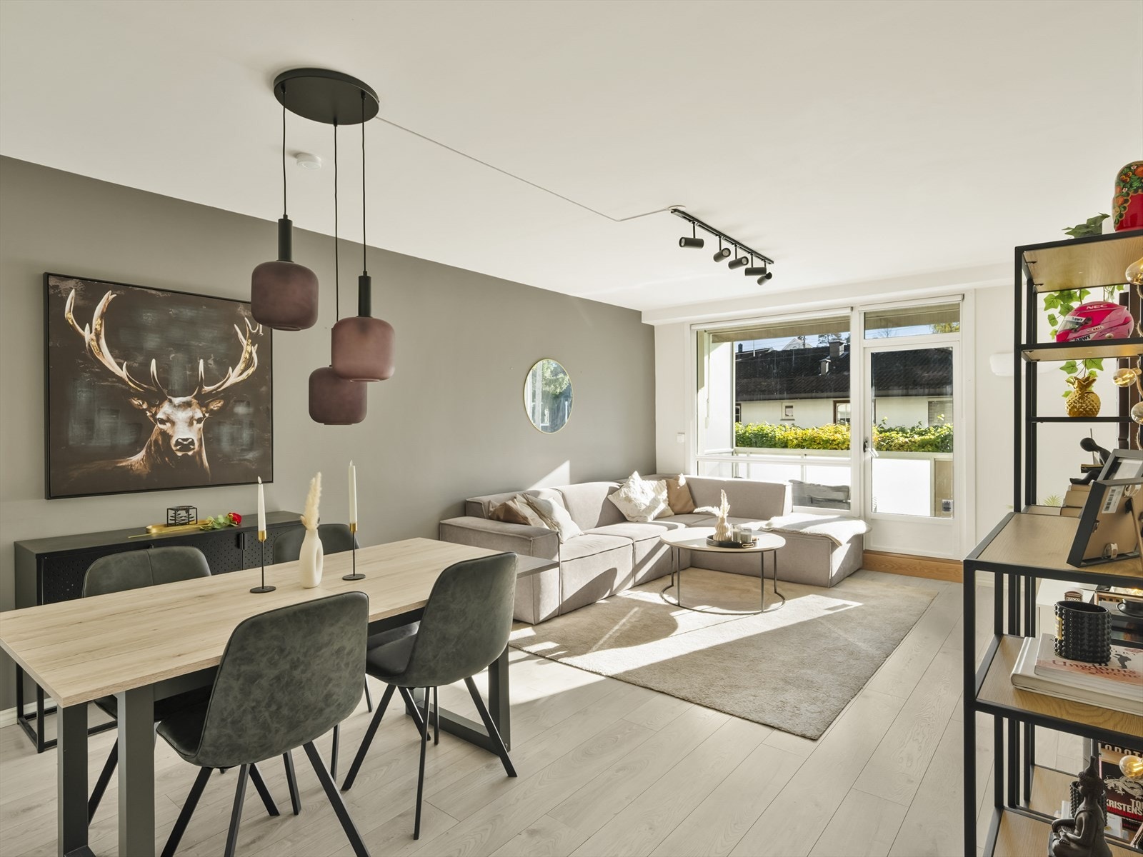 Stuen/spisestuen har store vindusflater som slipper inn rikelig med dagslys. Galleribilde