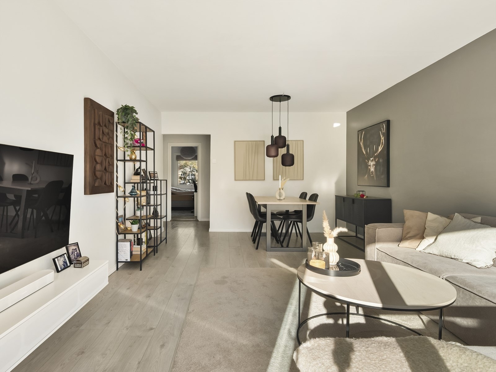 Den åpne planløsningen gir en luftig og sosial atmosfære. Galleribilde