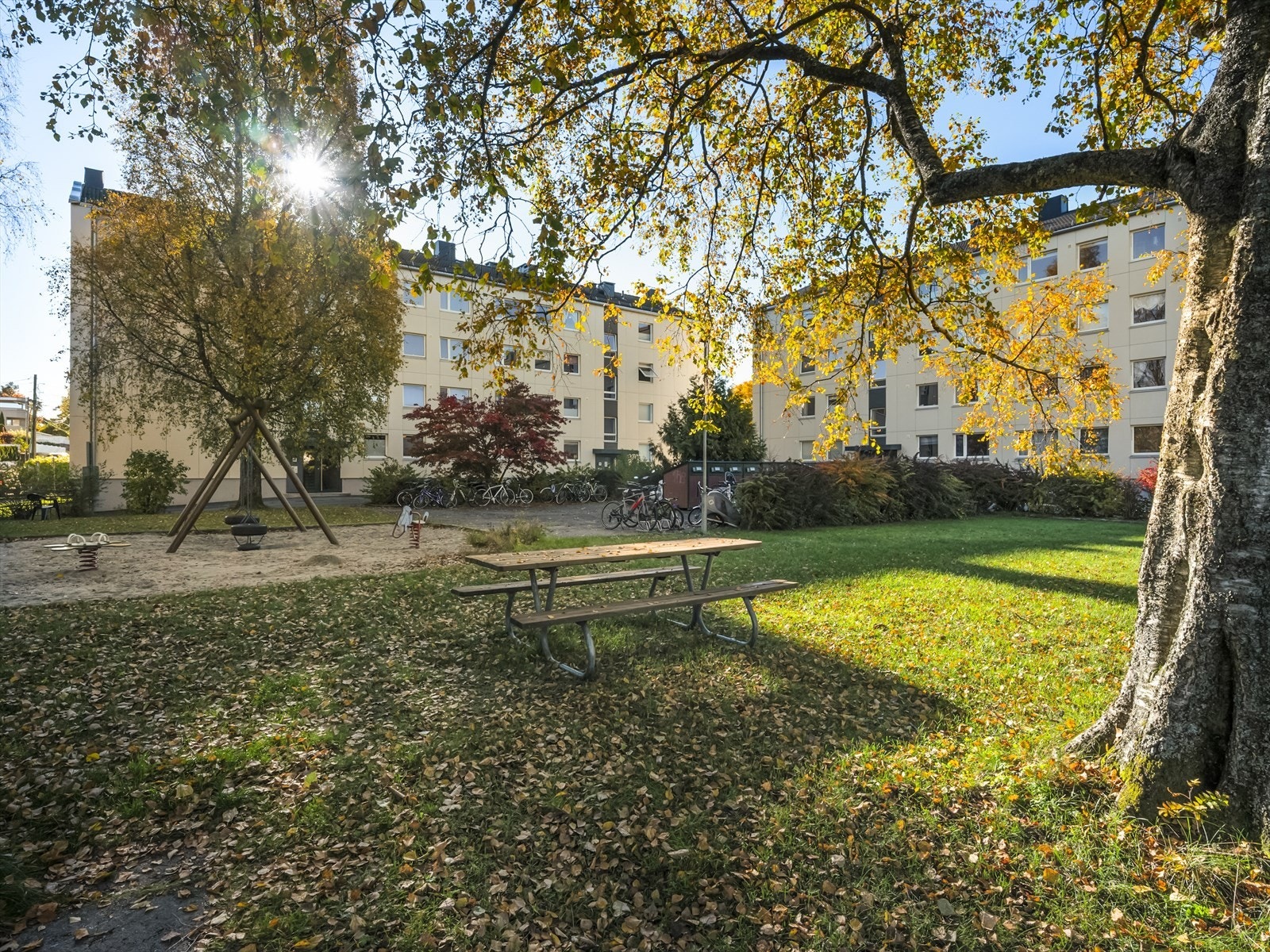Kort vei til offentlig transport, med Brattlikollen T-banestasjon kun 3 minutter unna. Galleribilde