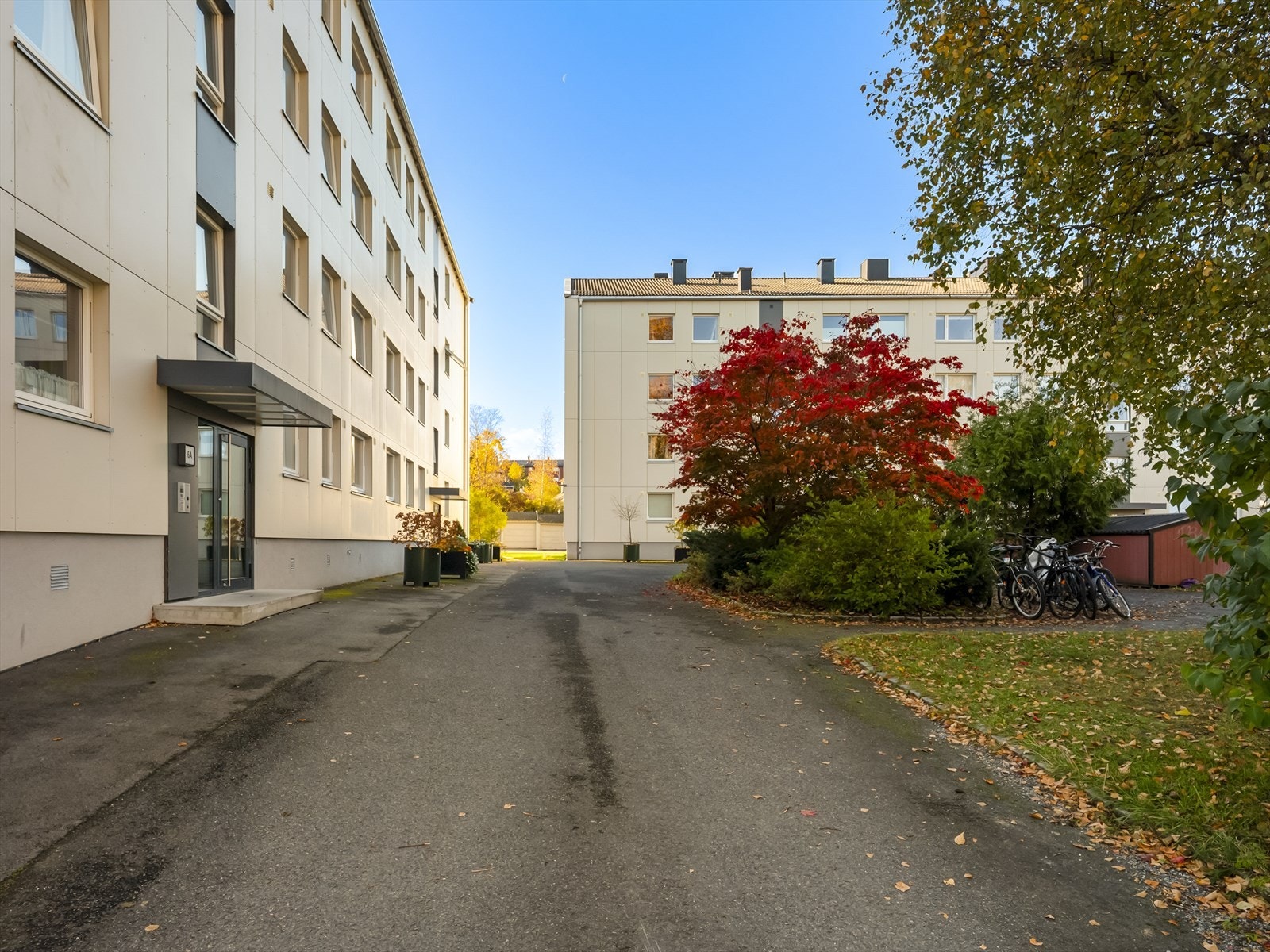 Borettslaget har velholdte fellesarealer med gangstier og beplantning. Galleribilde