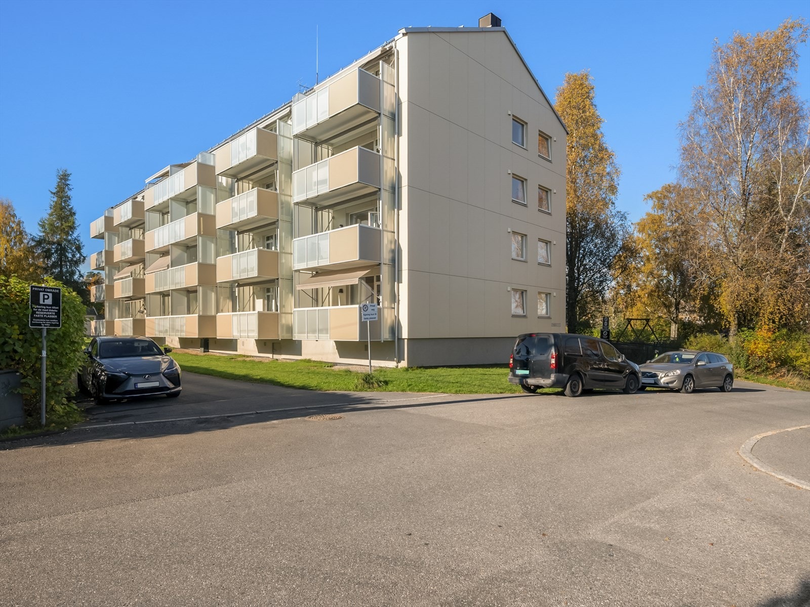 Eiendommen ligger i et rolig og etablert boligstrøk på Brattlikollen. Galleribilde