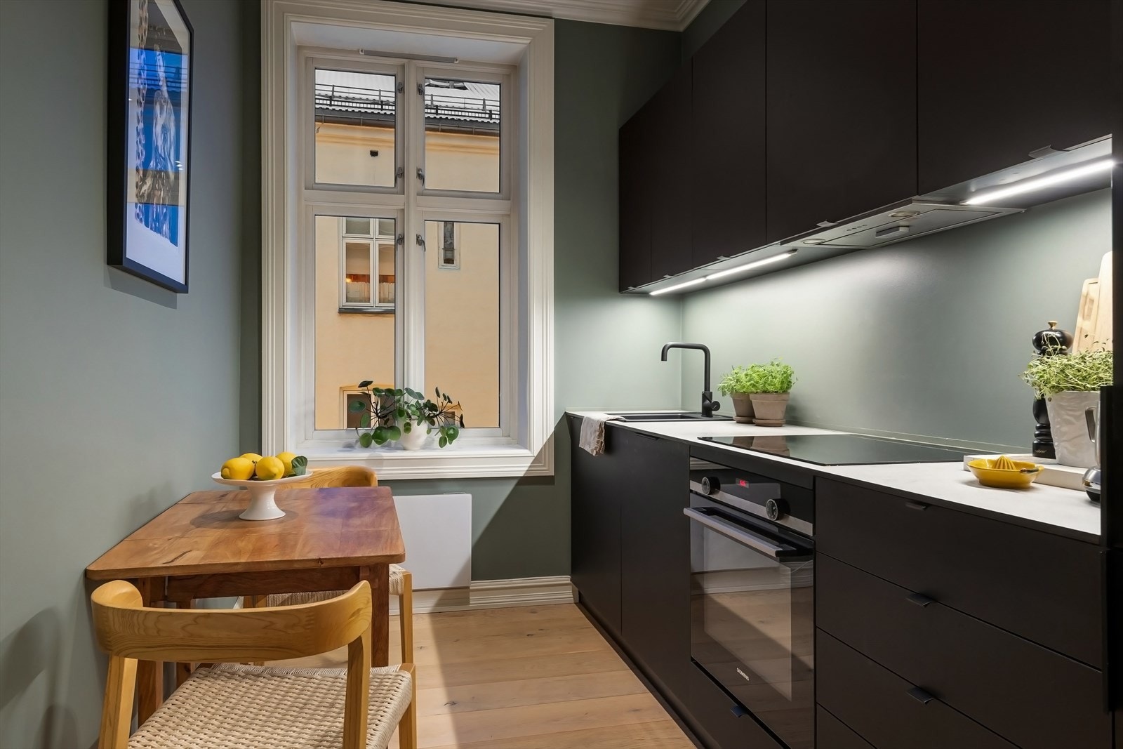 Kveldsro på kjøkkenet - godt arbeidslys og hyggelig spiseplass ved vinduet. Galleribilde