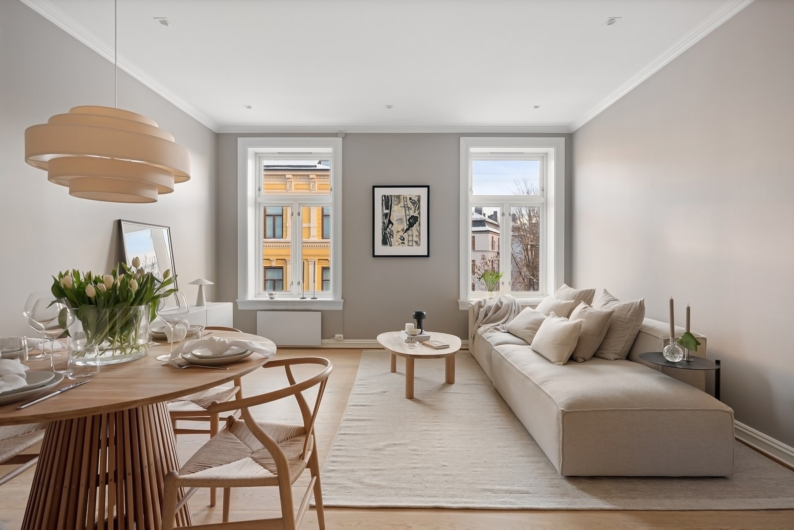 Store vindusflater gir rikelig med naturlig lysinnslipp og en herlig romfølelse Galleribilde