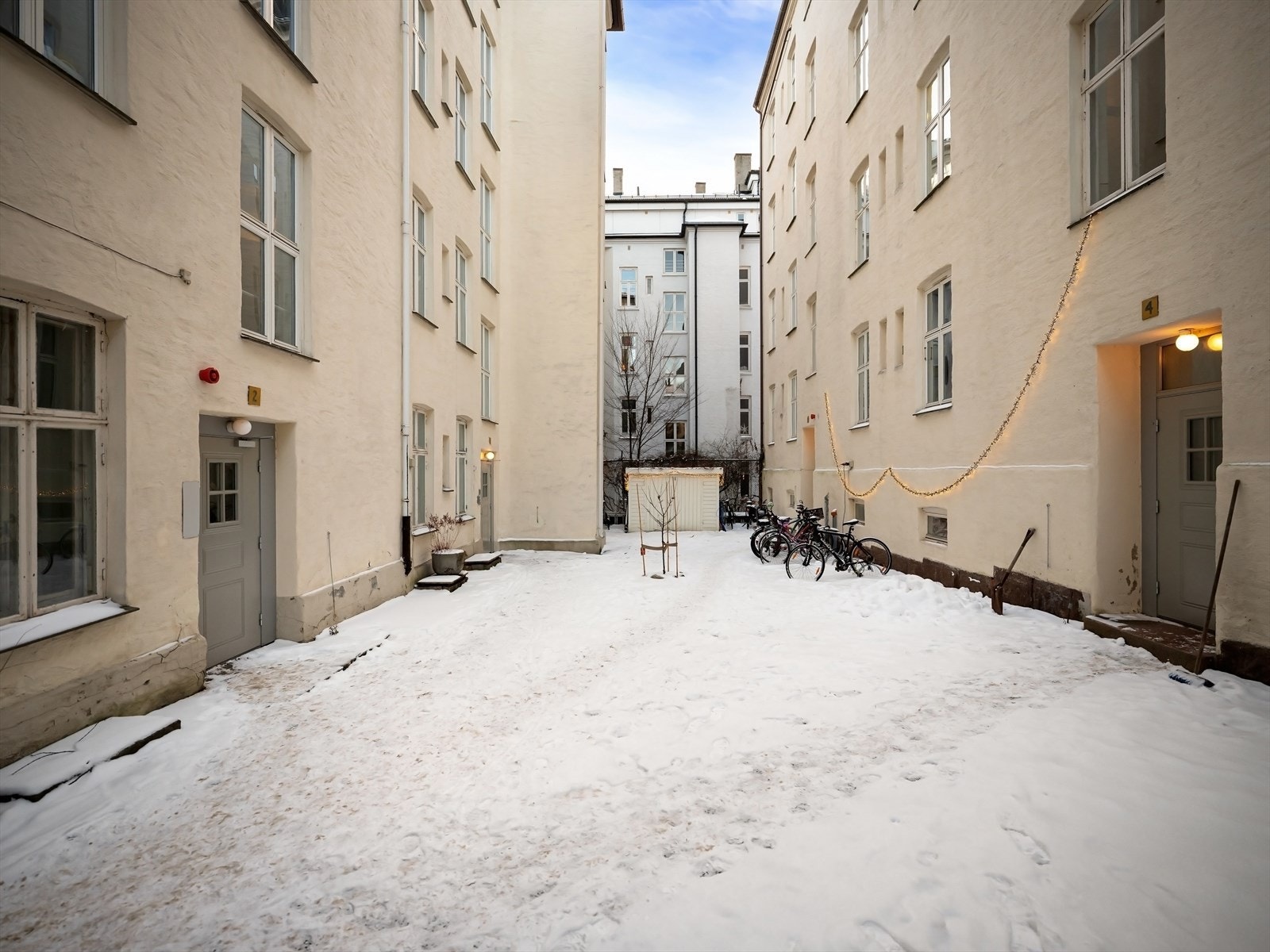 Adkomst via bakgård, skjermet og praktisk. Galleribilde