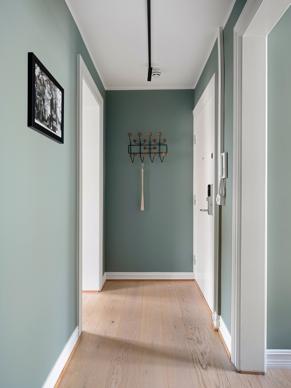 Velkommen inn! Her er det naturlig plass til å henge fra seg yttertøy på knagger, i tillegg til garderobeskap i enden av gangen Galleribilde