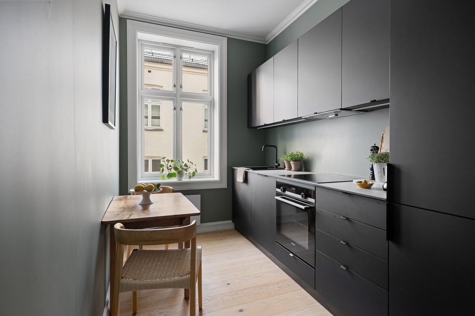 Kjøkkenet har en effektiv løsning med spiseplass ved vinduet og godt utstyrsnivå med kjøl/frys, induksjonstopp og stekeovn. I tillegg er det vannstoppsystem og komfyrvakt. Galleribilde