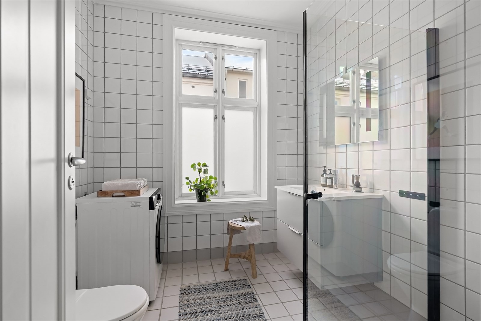 Baderommet har innredning med nedfelt servant, dusjvegger, toalett samt, opplegg for vaskemaskin og god funksjonalitet - naturlig ventilering. Galleribilde