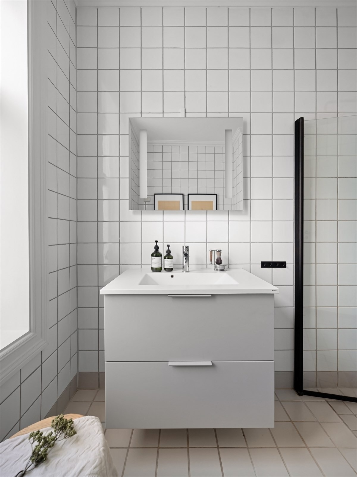 Vegghengt servant over skuffeløsning og speil med integrert belysning. Galleribilde