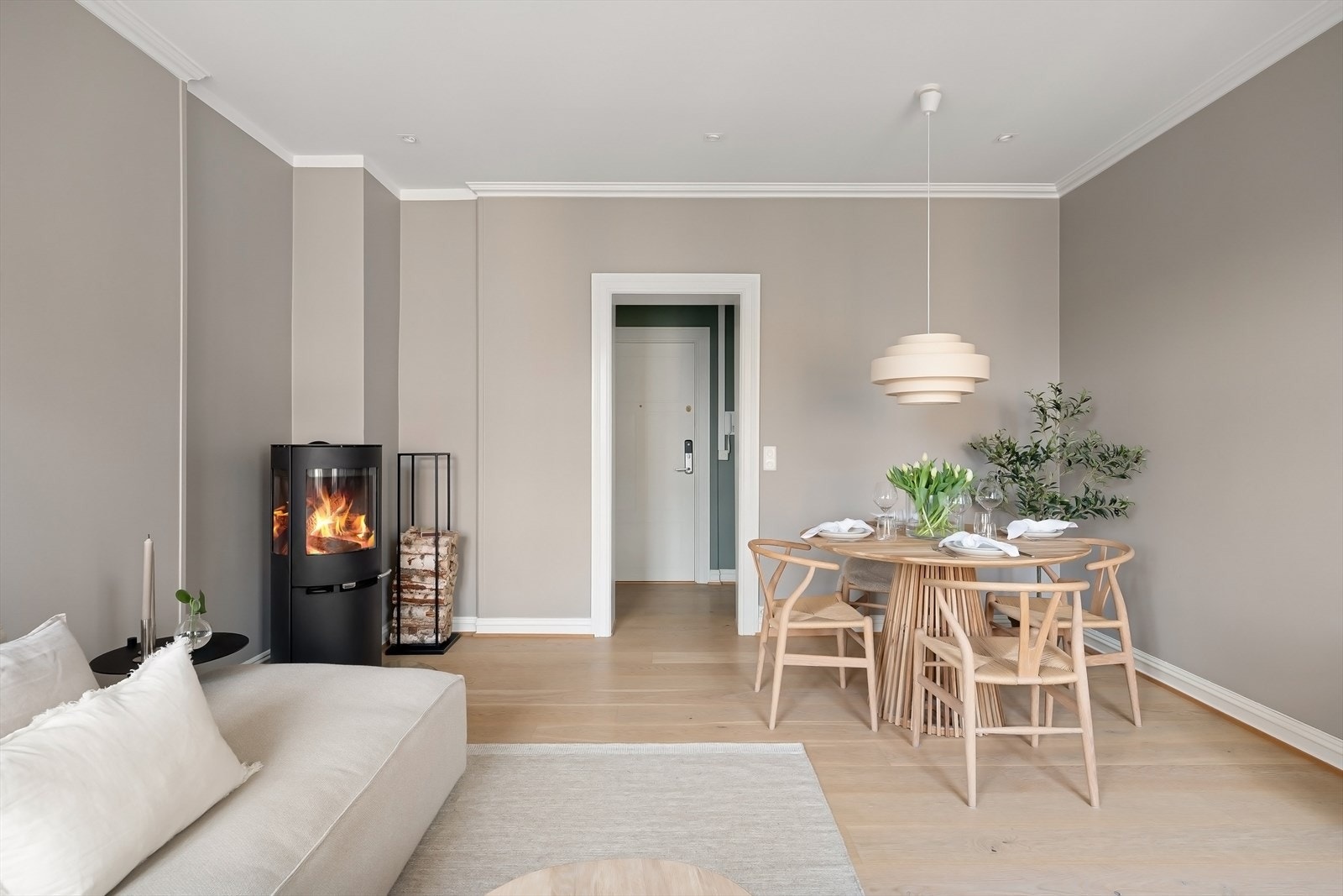 Klassisk preg møter moderne interiør, rene flater, pene detaljer og en helhet som sitter. Galleribilde