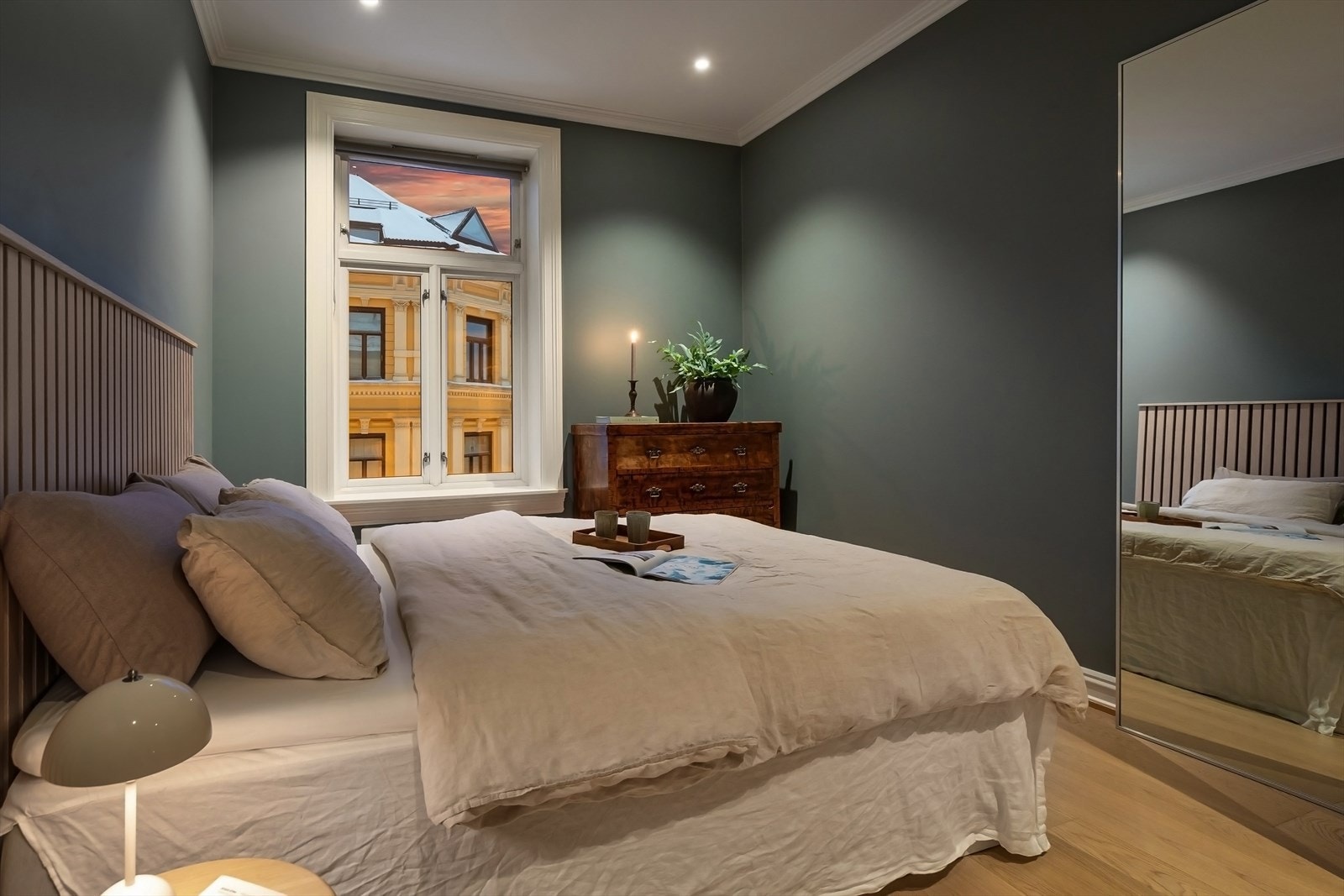 Stort og luftig soverom med god plass til dobbeltseng med nattbord på begge sider Galleribilde