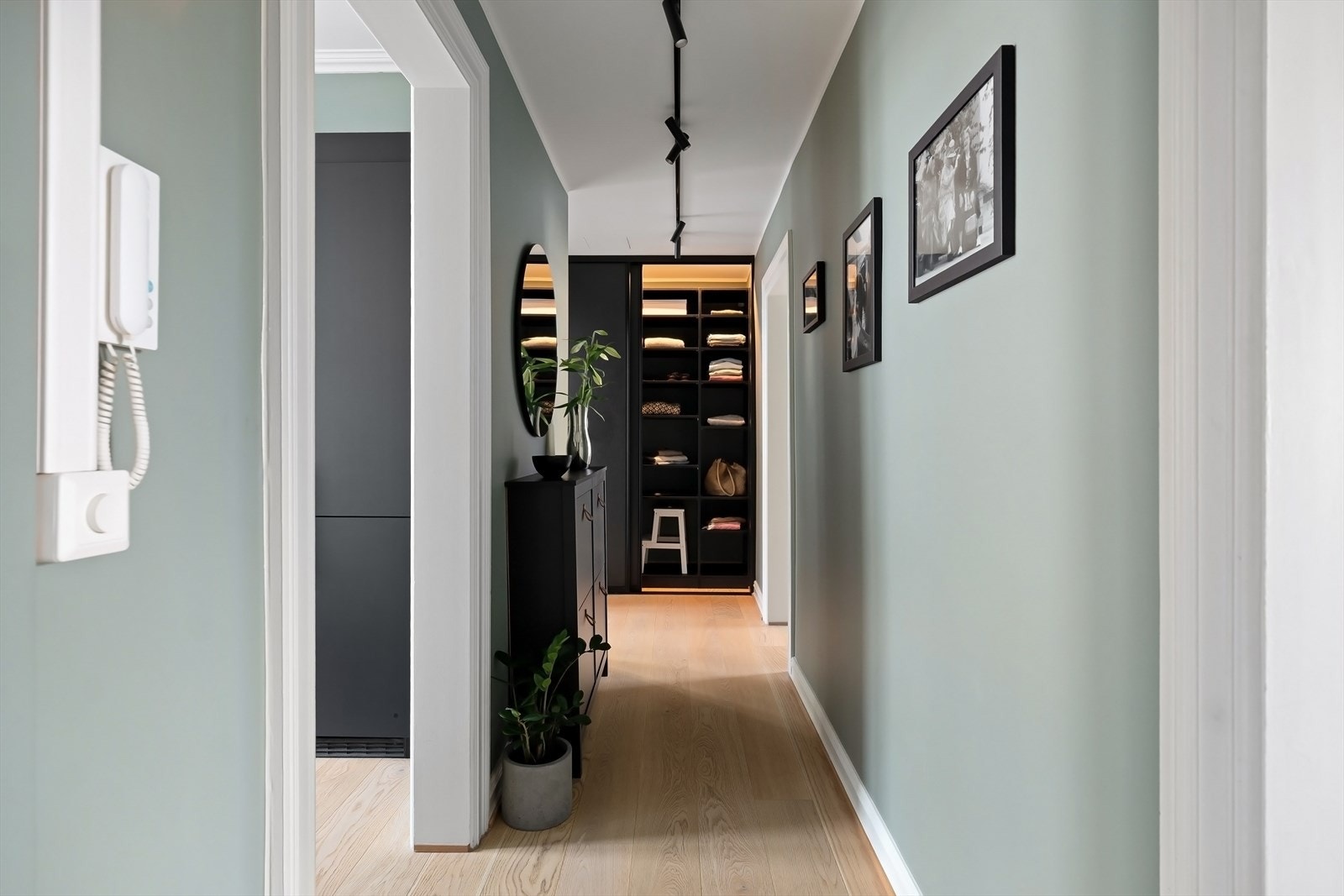 Innbydende entré med god plass til å henge fra seg. Praktisk garderobeskap i enden av gangen. Galleribilde