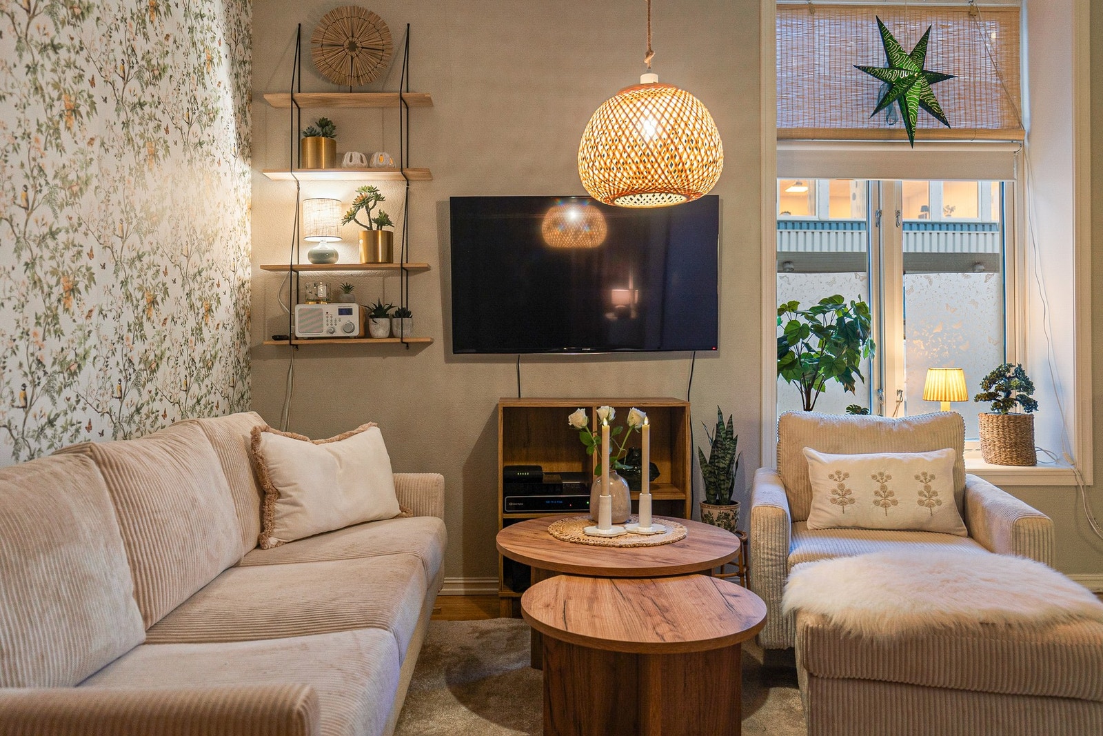 De store vindusflatene gir boligen godt med naturlig lys inn i boligen Galleribilde