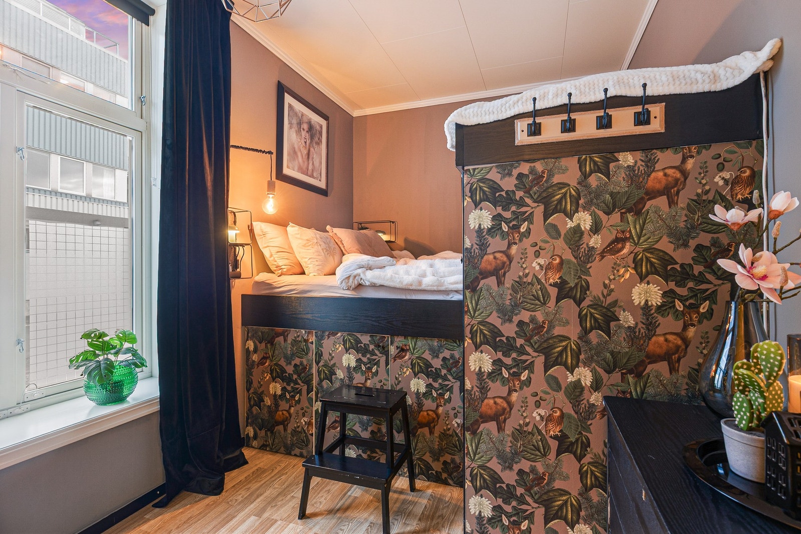 Soverommet er av god størrelse og får godt med naturlig lys inn fra store vindusflater Galleribilde