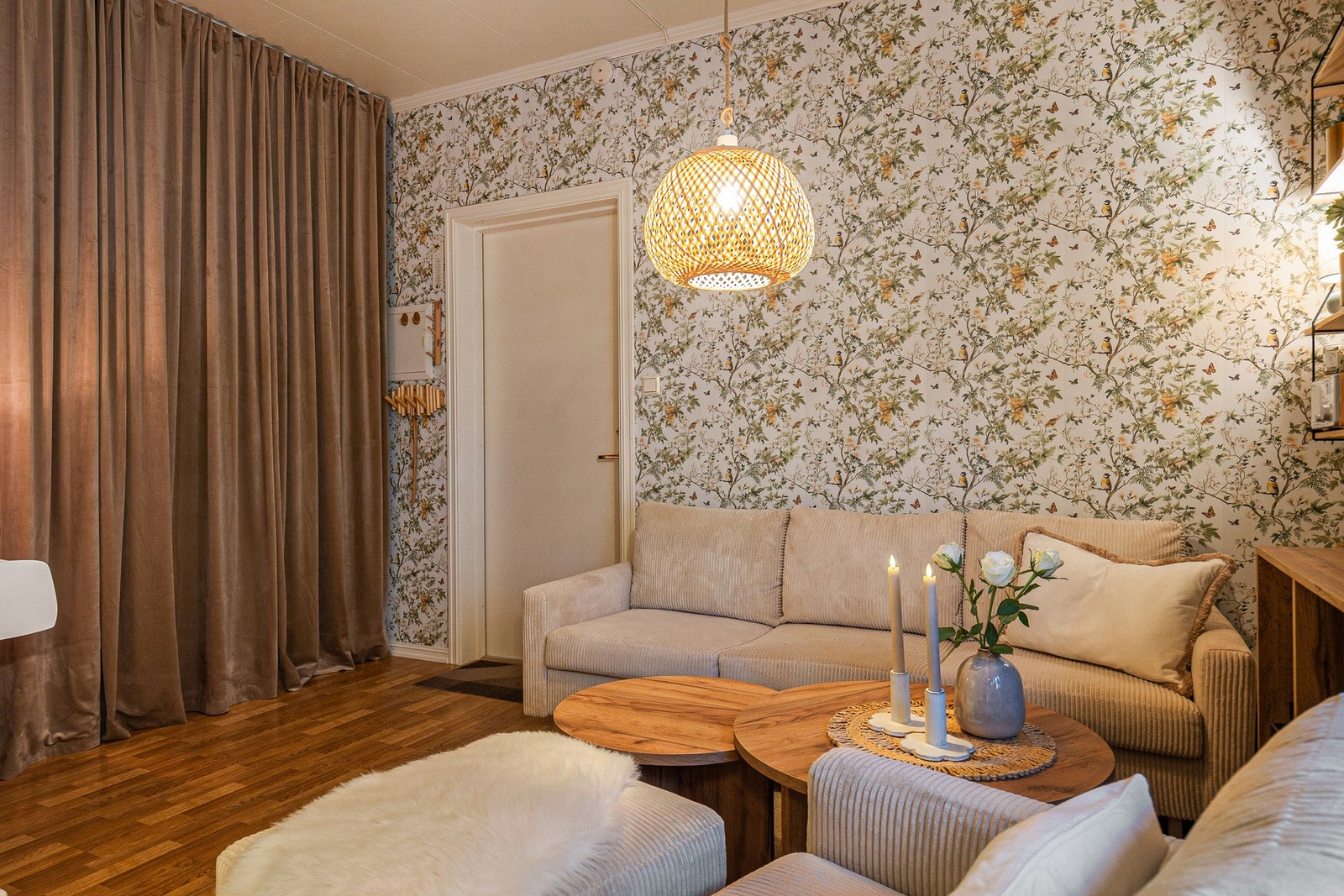 Nåværende selger har gitt boligen smarte løsninger | Her er det god plass til oppheng av yttertøy og annen oppbevaring Galleribilde